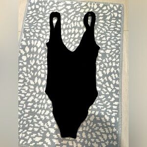 Hunza G Crinkle Onepiece in Black.
